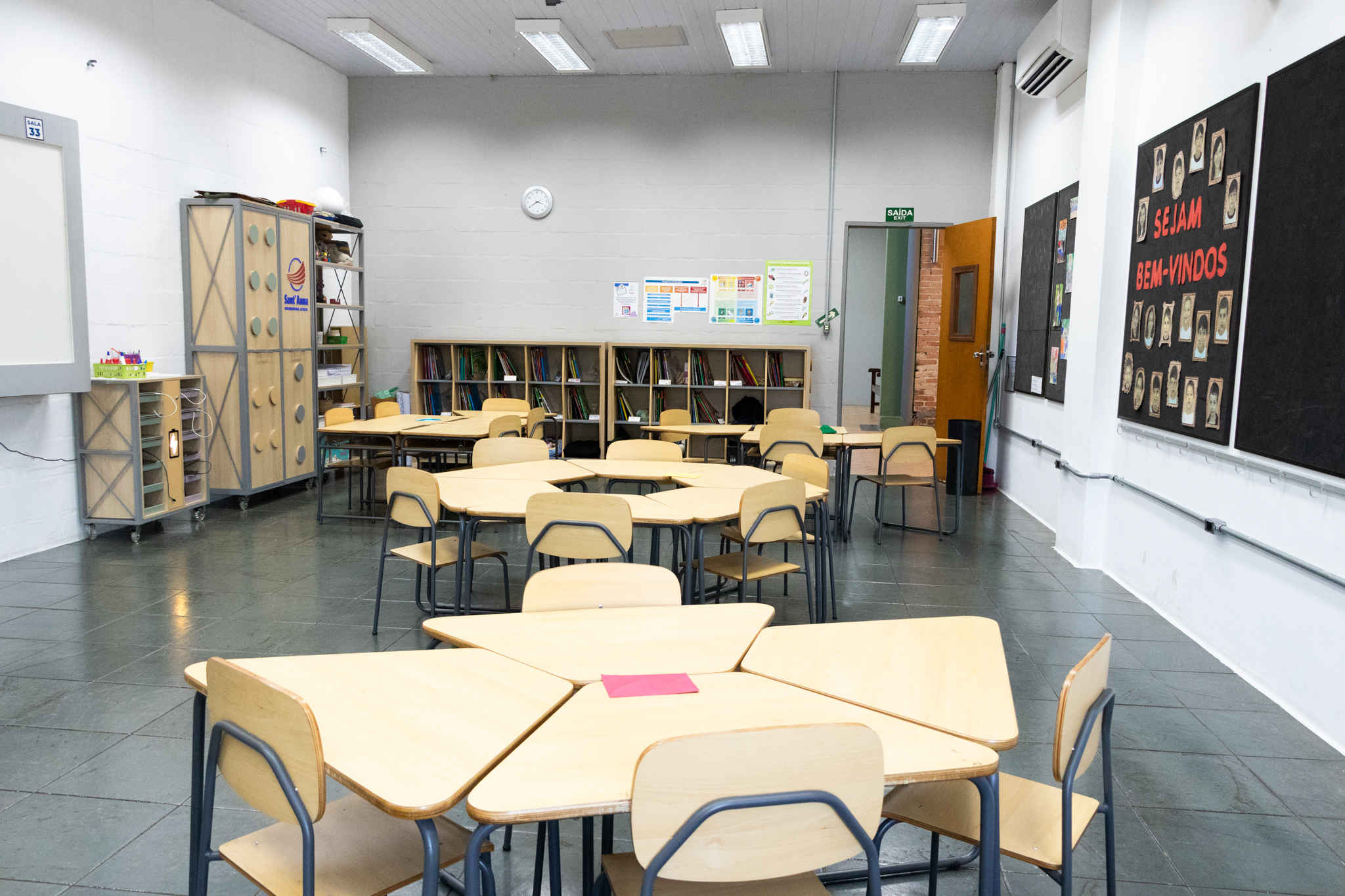 Sala de aula ampla e moderna com mesas e cadeiras