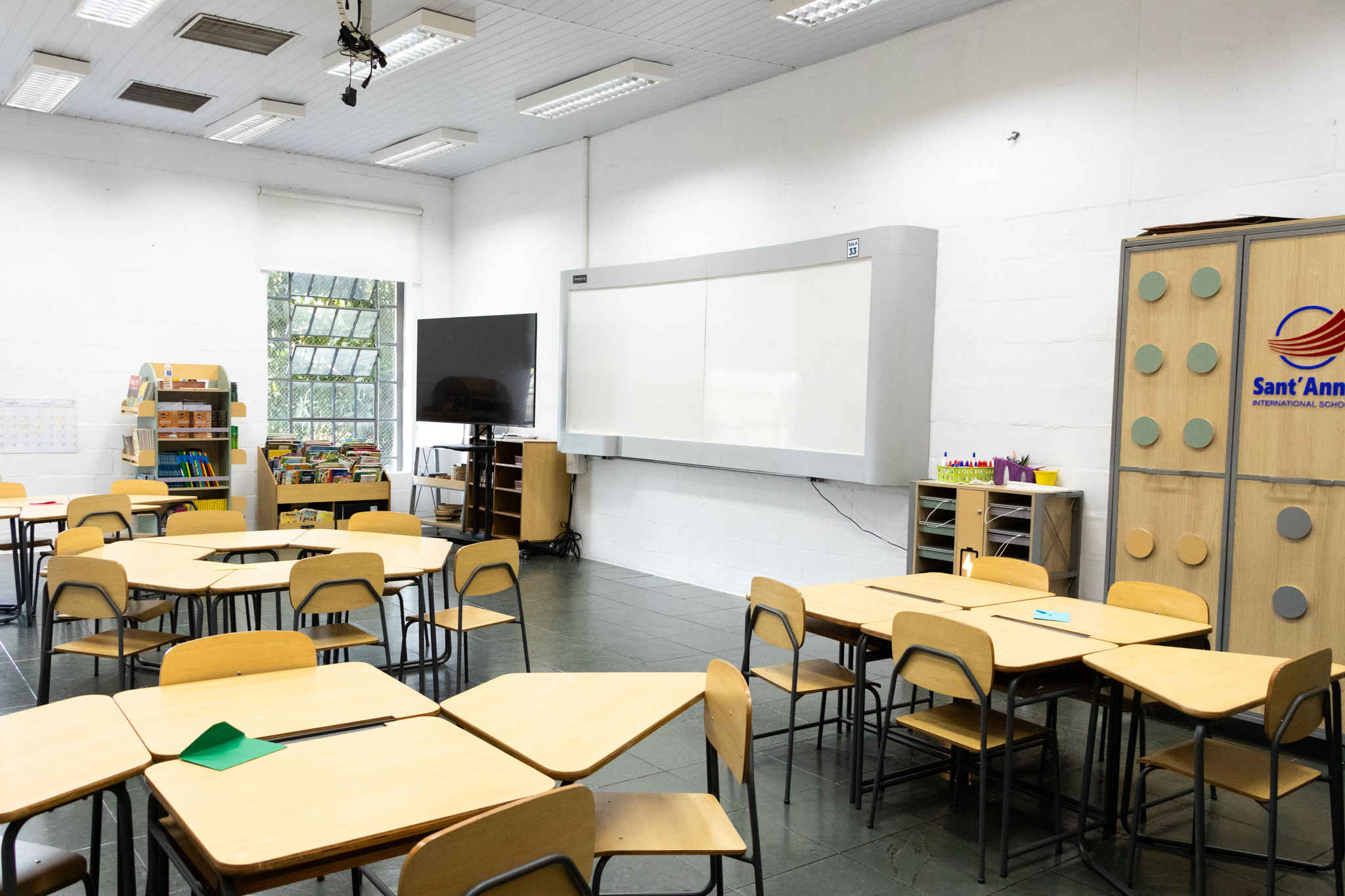 Ambiente de sala de aula estruturado para dinâmicas pedagógicas