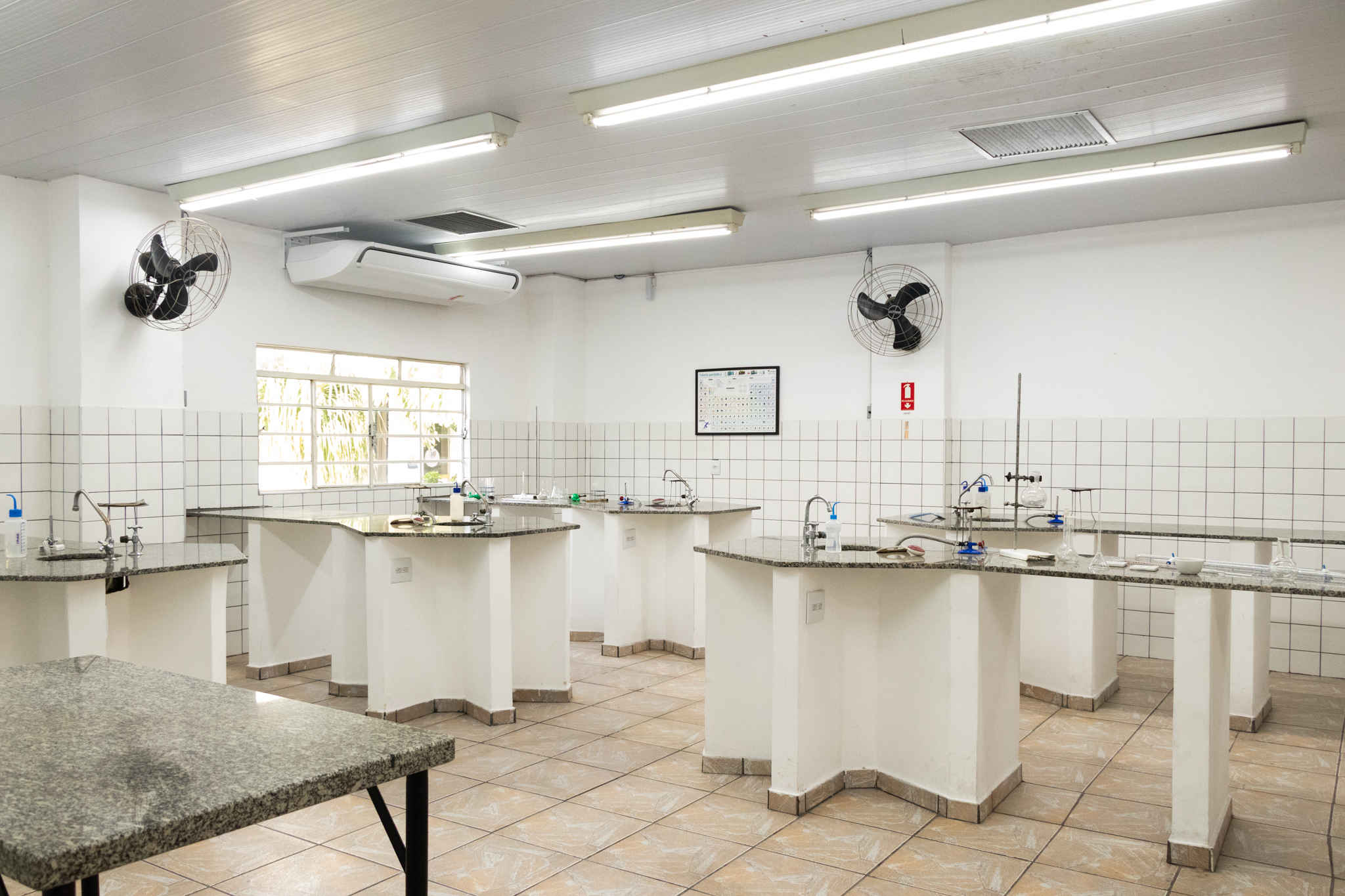 Laboratório de química equipado com bancadas completas
