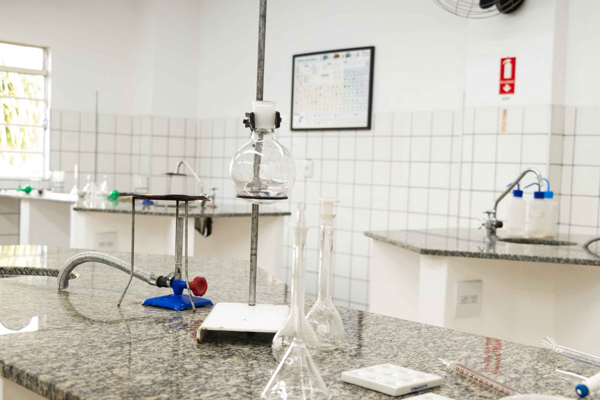 Tubos de ensaio e vidrarias para aulas práticas de química